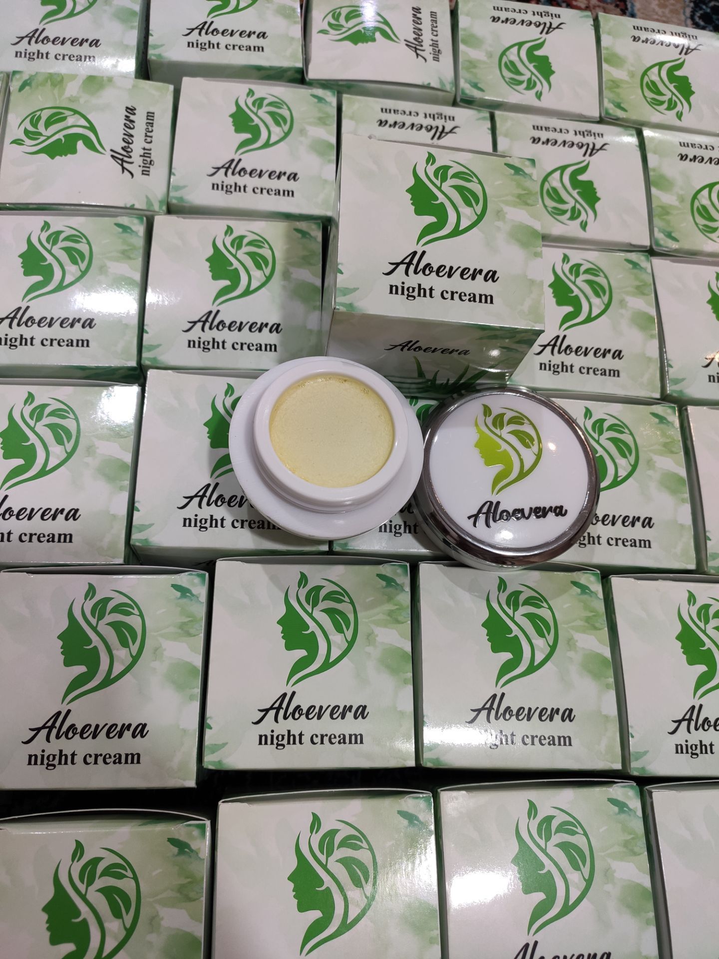 کرم ضد لک الوئه ورا  تهیه شده از عصاره الوئه ورا    خاصیت ضد جوش، ضد آکنه، رفع چین و چروک پوست،   درمان کک و مک  سفت کننده پوست